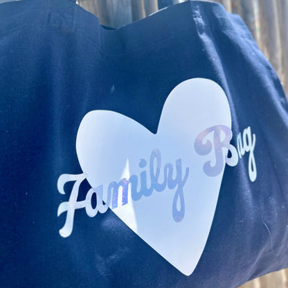 Détail du flocage Family Bag avec cœur blanc, réalisé à Hyères, pour offrir en cadeau à une maman ou pour toute occasion.