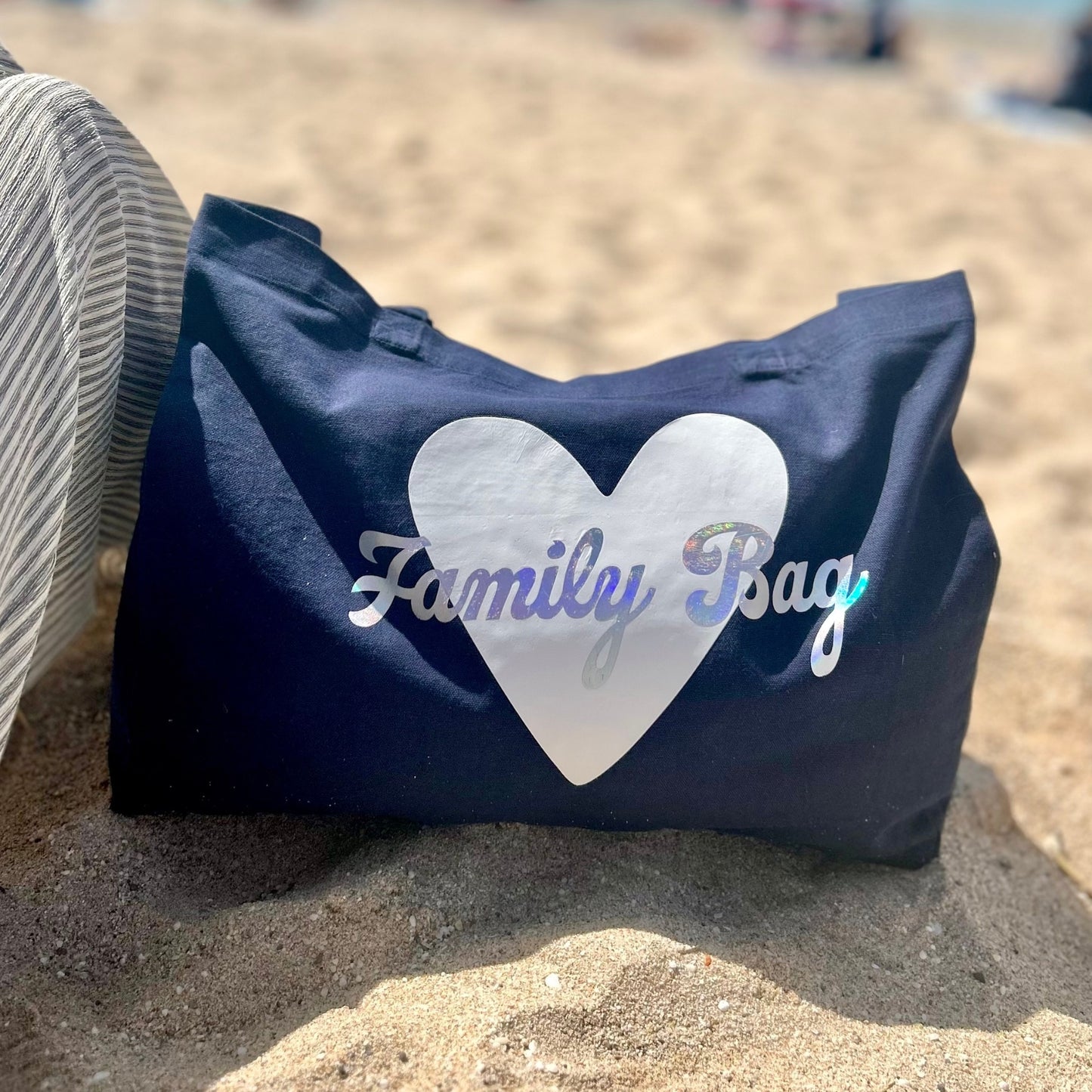 Sac cabas Family bag, présenté à la plage, idéal pour transporter les affaires de la famille et des enfants en toute occasion : sortie plage, ballade, week-end.