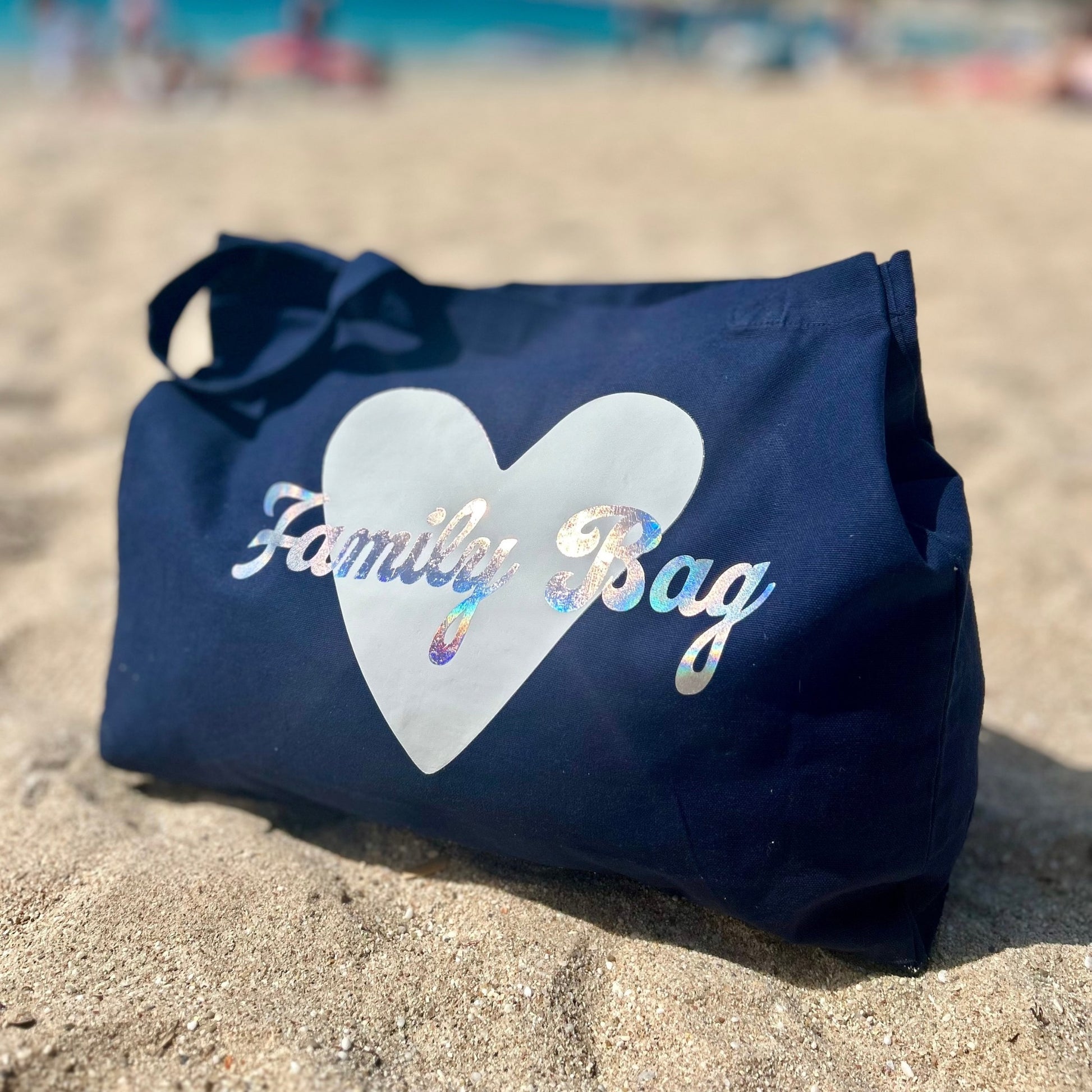 Family Bag bleu marine avec cœur blanc et flocage holographique, grand cabas pratique pour la plage et les sorties en famille.