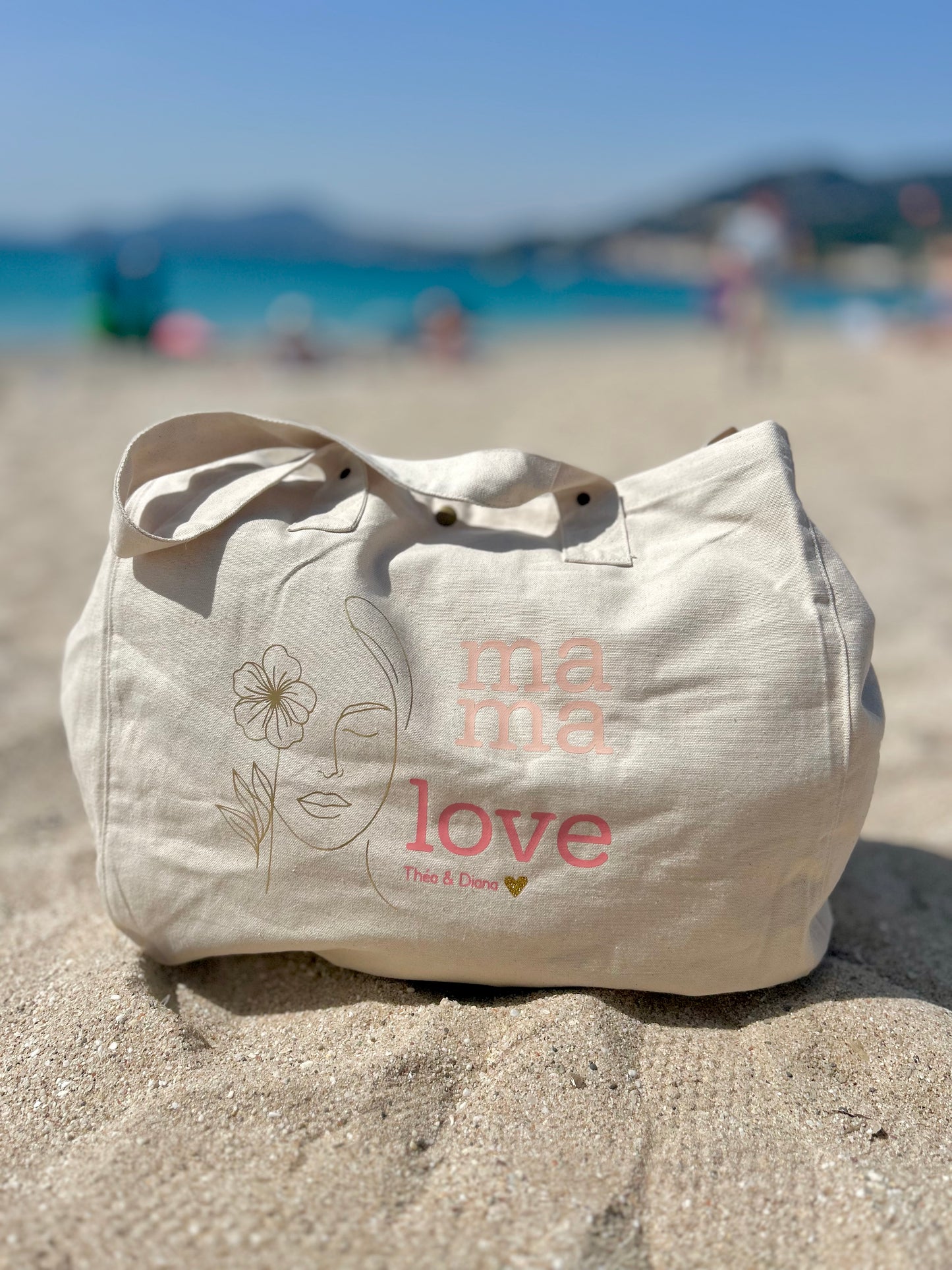 Sac idéal pour les sorties plage ou les week-ends en famille, personnalisé avec le prénom des enfants, tendance et unique pour un cadeau fête des mères.