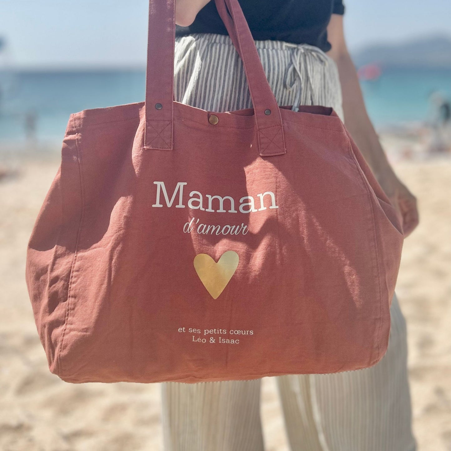 Grand sac cabas pour cadeau maman, idéal fête des mères, couleur terracotta et personnalisé avec le prénom des enfants.