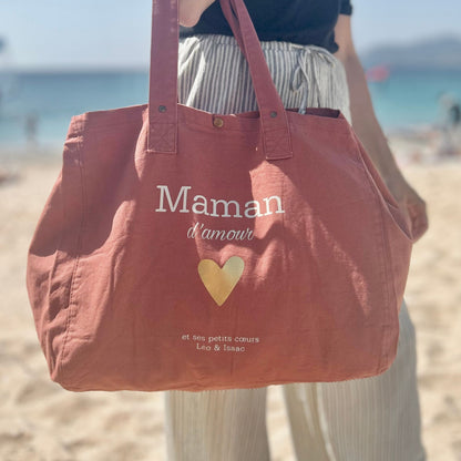 Grand sac cabas pour cadeau maman, idéal fête des mères, couleur terracotta et personnalisé avec le prénom des enfants.