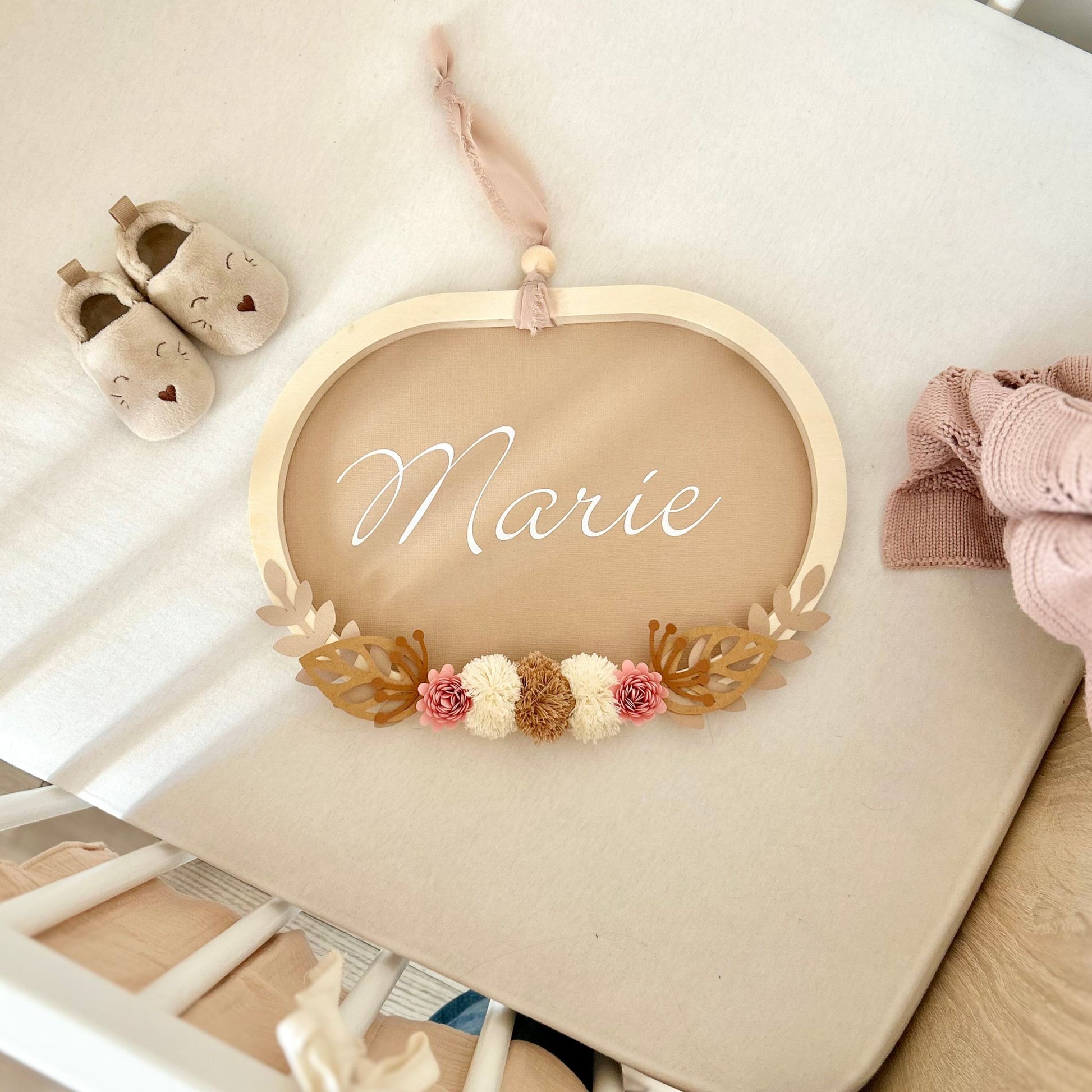 Idée de cadeau de naissance de la part d'un parrain ou d'une marraine, cadre prénom bois et coton couleurs naturelles, fait main.