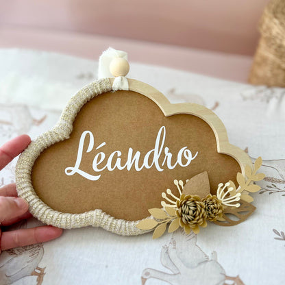 Idée de cadeau de naissance personnalisé coloris beige et doré, création unique pour bébé dans le Var.