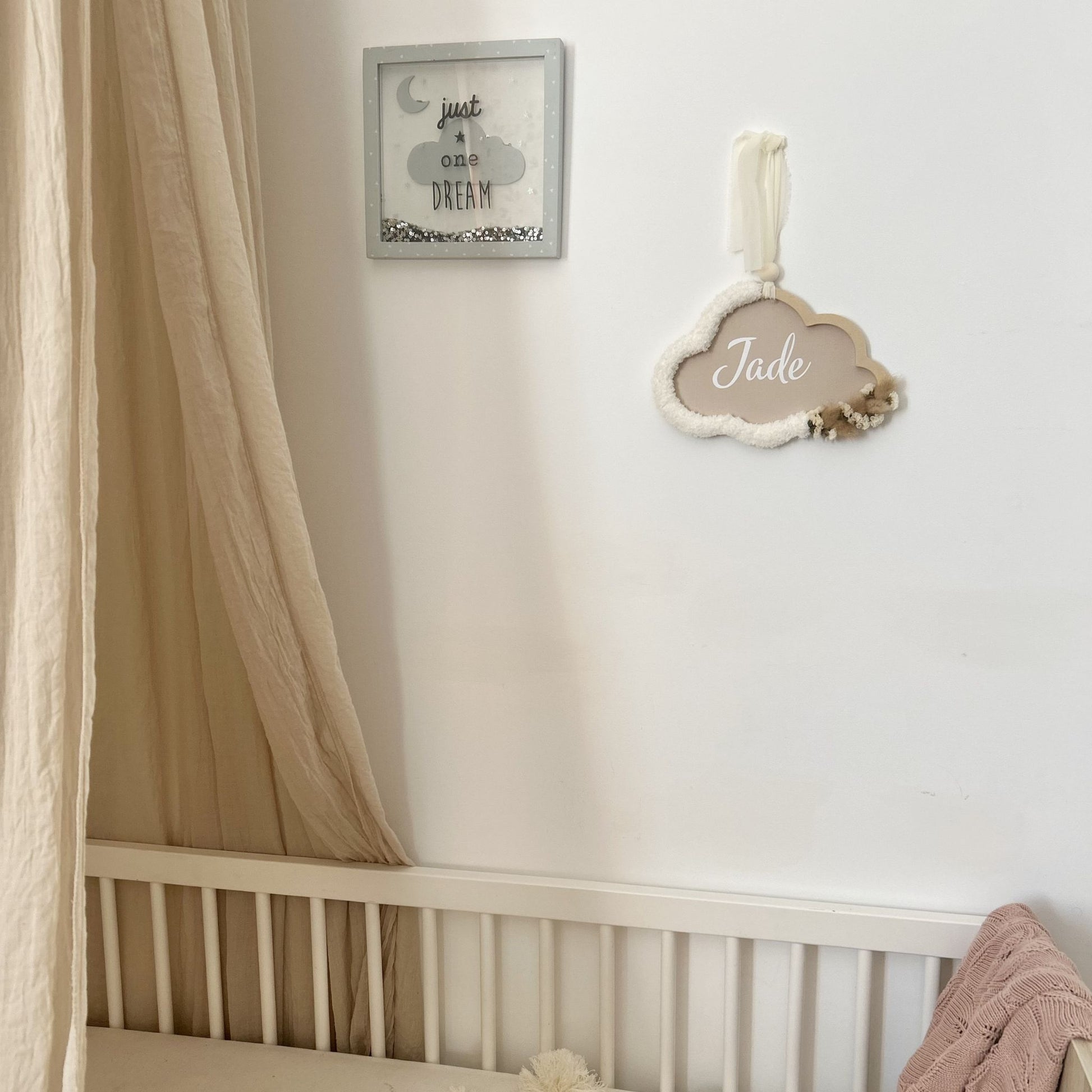 Idée cadeau naissance personnalisé écru fabriqué en France par la marque Petit Polisson, avec un nuage en bois et des fleurs séchées bio.