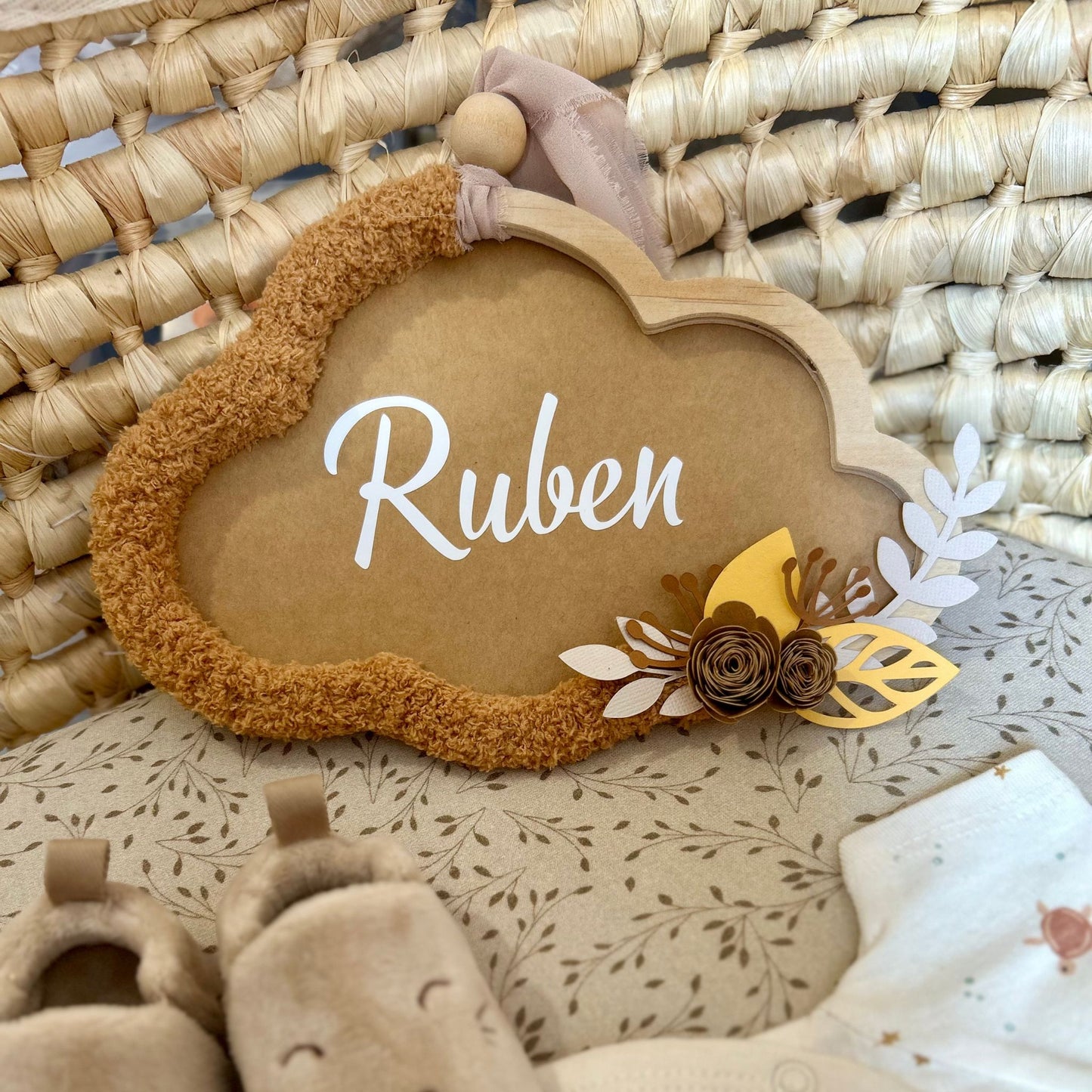 Cadre prénom nuage ocre et miel pour une ambiance de chambre enfant organique.