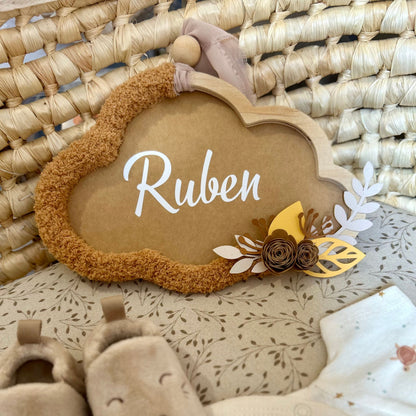 Cadre prénom nuage ocre et miel pour une ambiance de chambre enfant organique.