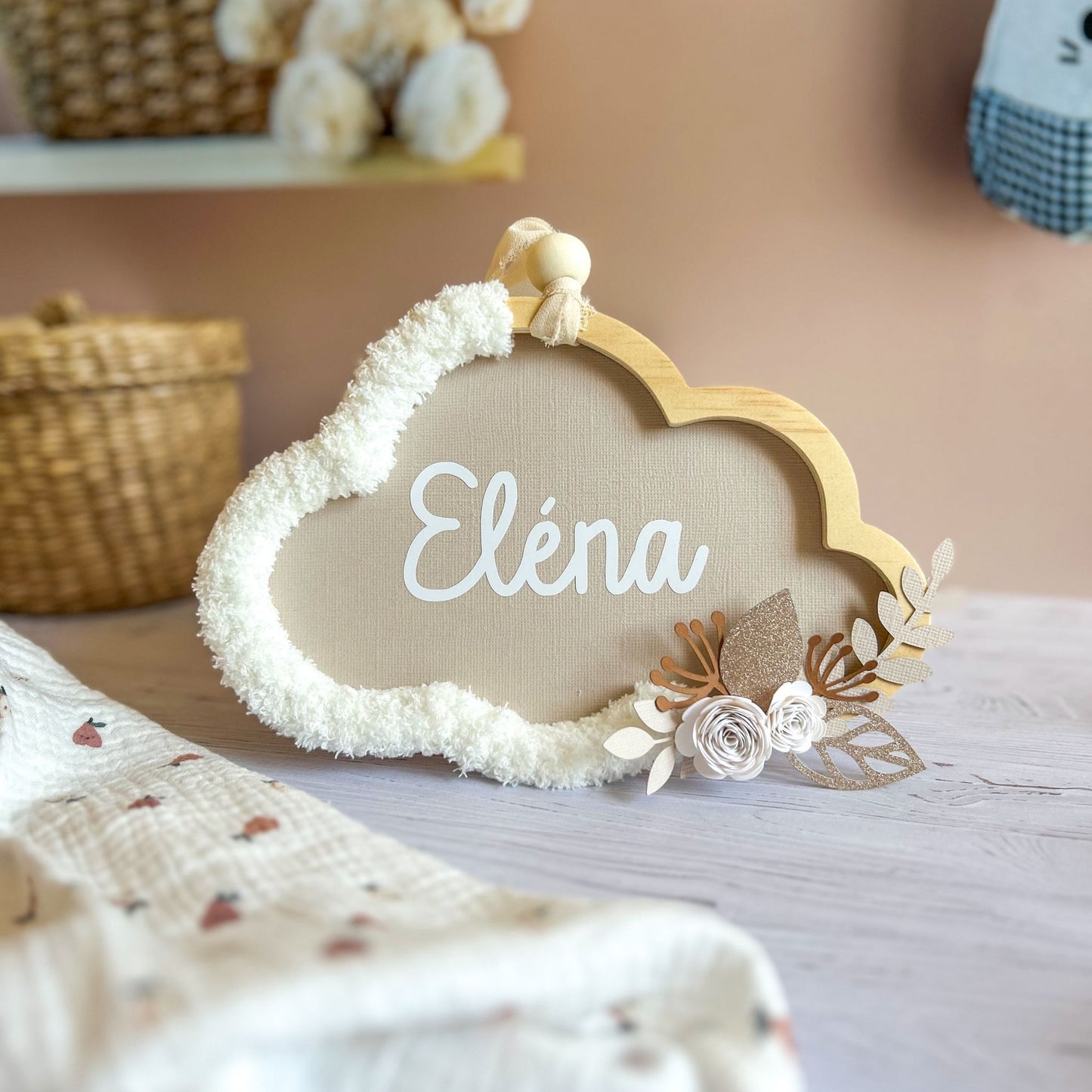 Création artisanale Petit Polisson : nuage personnalisé avec fleurs d'art pour harmoniser la décoration de la chambre de bébé.