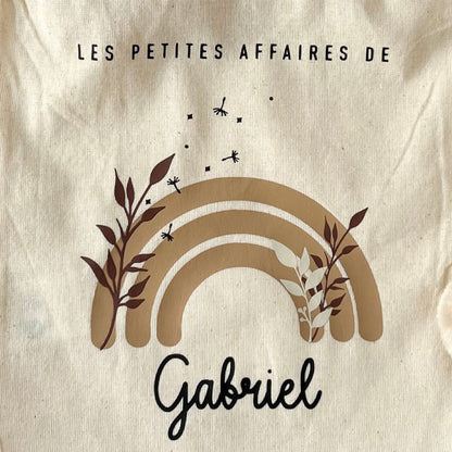 Détails du motif arc-en-ciel et du prénom pour la personnalisation du sac pour bébé.