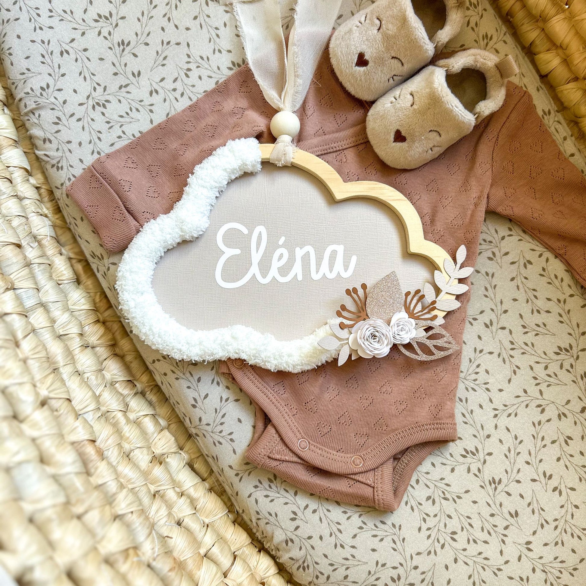 Cadre en forme de nuage, personnalisé au prénom de bébé orné de laine et de fleurs, pour un cadeau de naissance original et fait main.