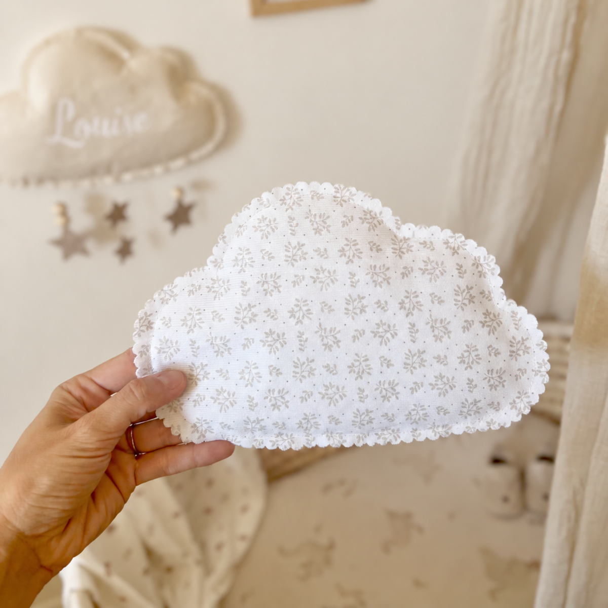 Petit nuage décoratif en tissu motif brindilles cousu main pour chambre de bébé