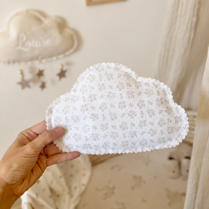 Petit nuage décoratif en tissu motif brindilles cousu main pour chambre de bébé