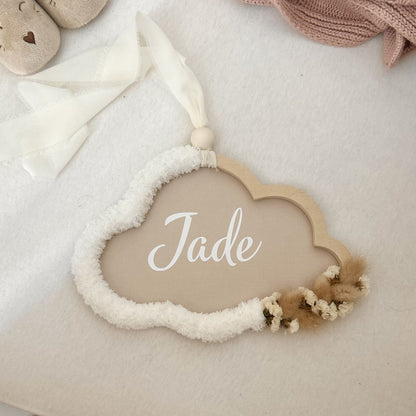 Cadeau de naissance personnalisé fait main à Hyères, nuage bois et fleurs séchées bio, idéal pour un cadeau de naissance.