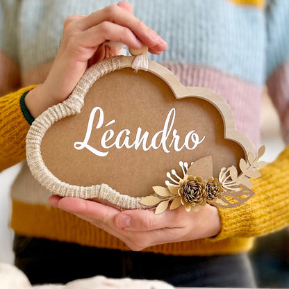 Nuage personnalisé beige et doré en bois pour décoration chambre bébé style bohème, cadeau de naissance artisanal.