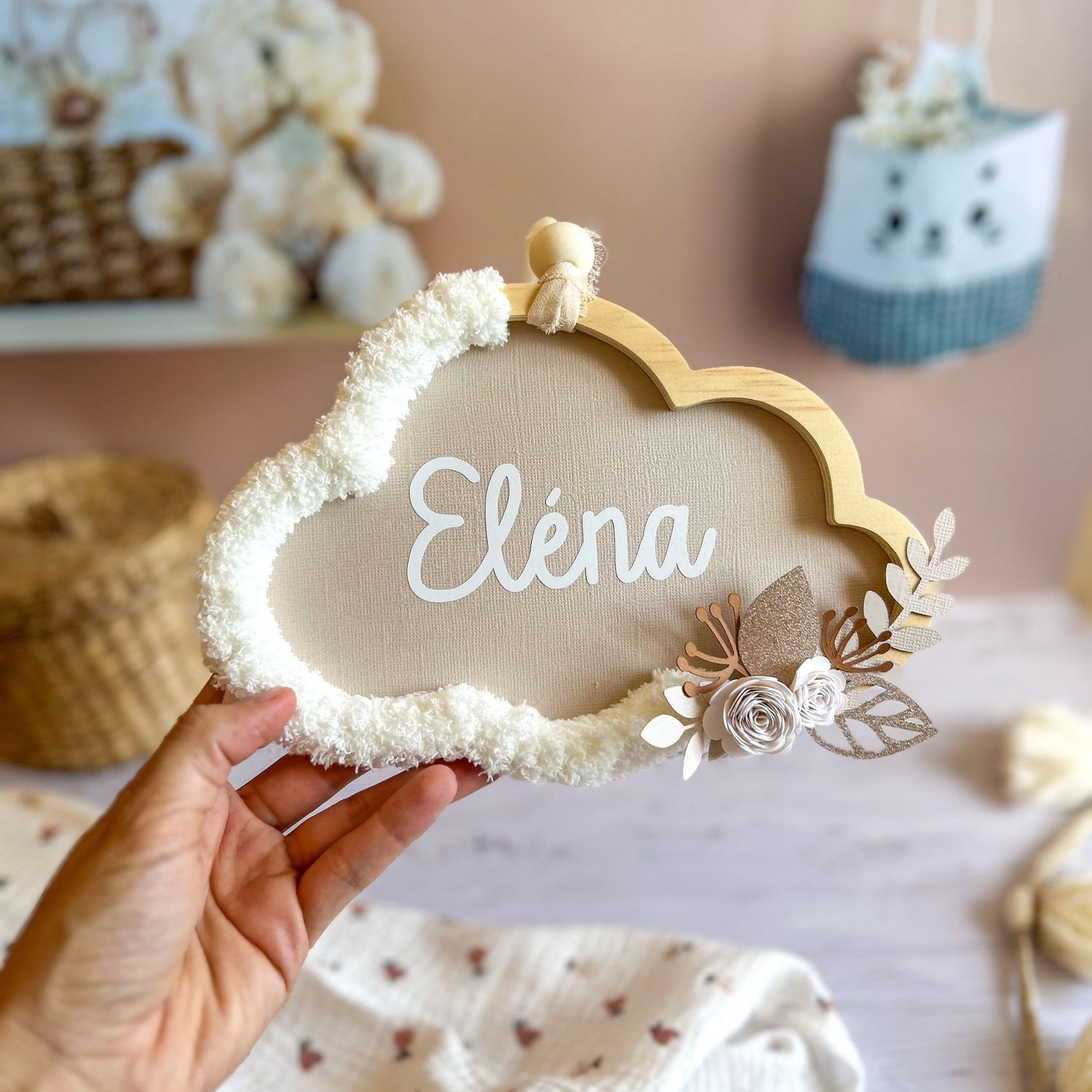 Nuage personnalisé Petit Polisson en bois et laine, décoration chambre bébé organique avec fleurs d'art beige sable, fait main à Hyères.