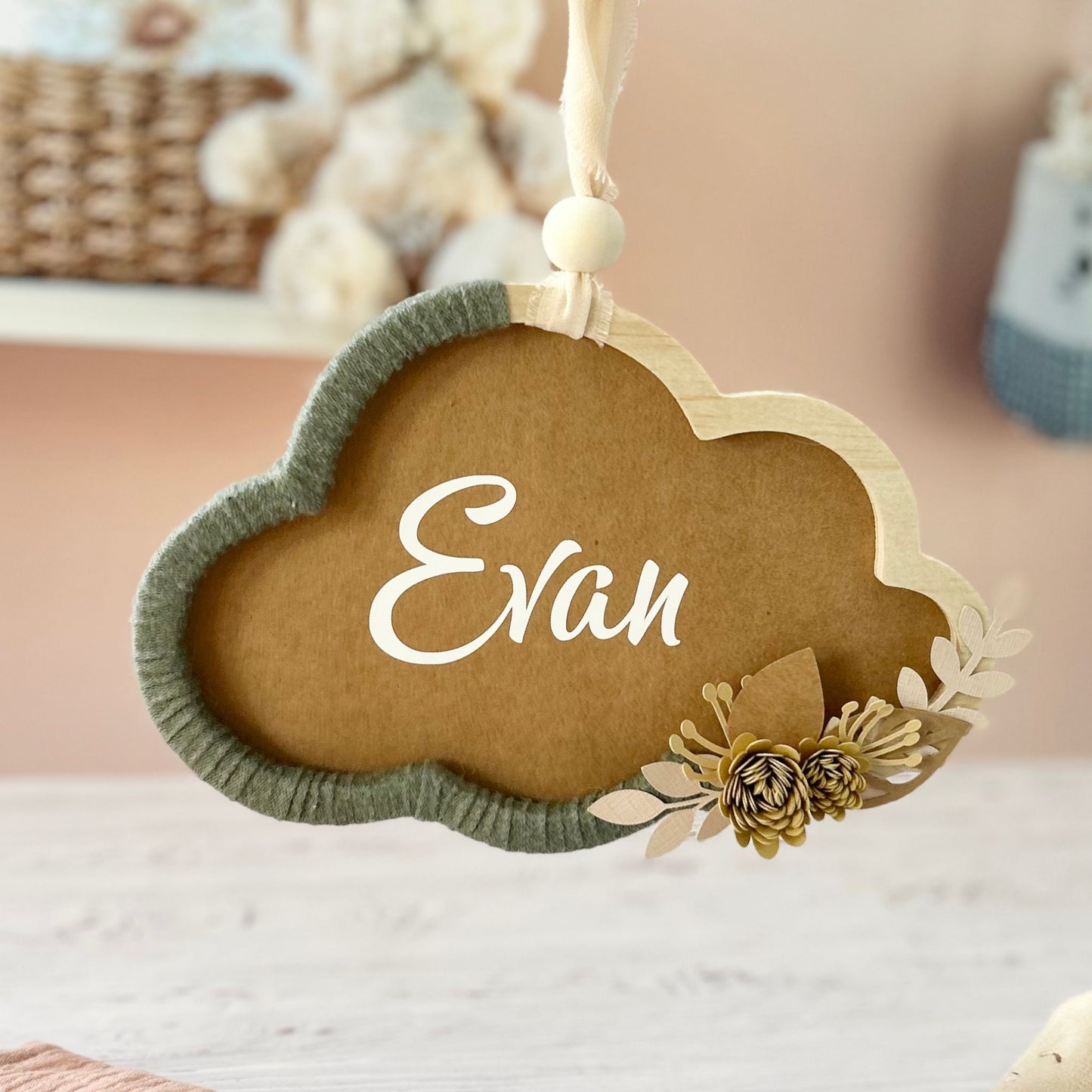 Décoration personnalisée pour la chambre de bébé, à offrir en cadeau de naissance fait main avec le prénom de l'enfant, couleurs kaki et marron pour décorer une chambre style bois ou forêt.