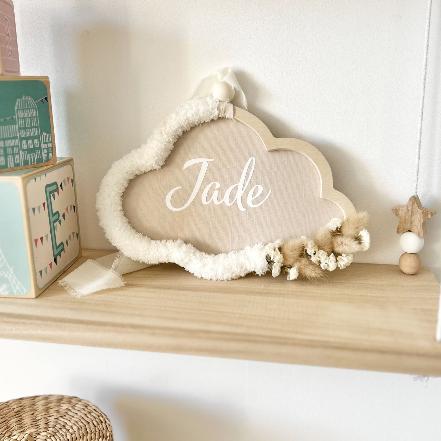 Nuage personnalisé prénom écru avec fleurs séchées bio pour cadeau de naissance artisanal à Hyères