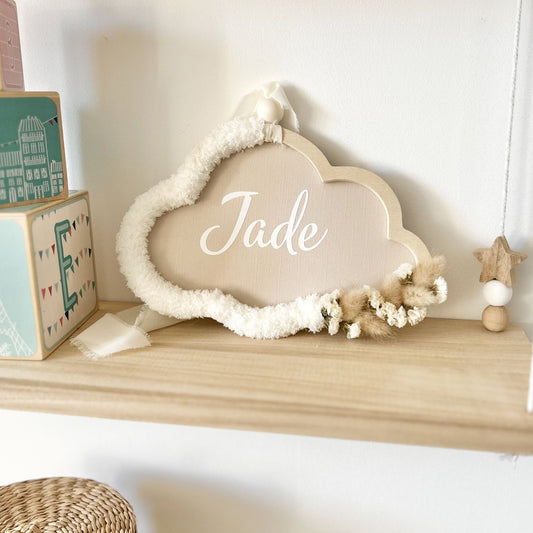 Nuage personnalisé prénom écru avec fleurs séchées bio pour cadeau de naissance artisanal à Hyères