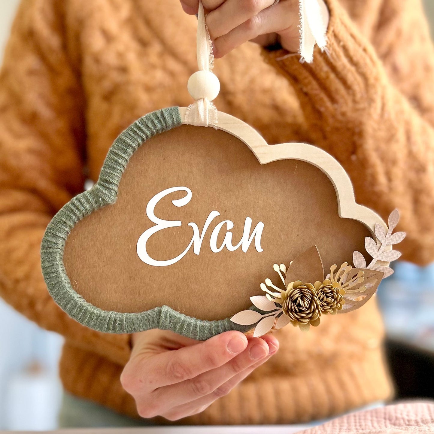 Couronne fleurie en forme de nuage, avec le prénom de bébé, idéale pour offrir en cadeau de naissance fait main.
