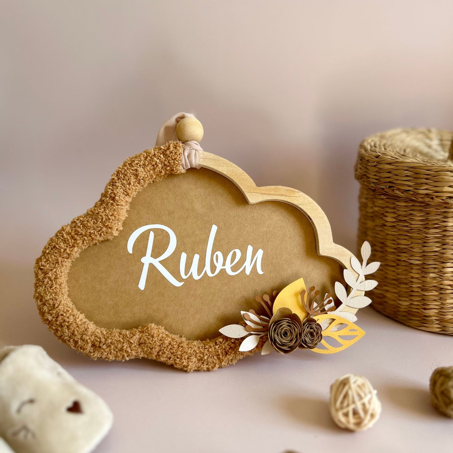 Nuage bois personnalisé au prénom de l'enfant avec laine miel et fleurs d'art ocre.