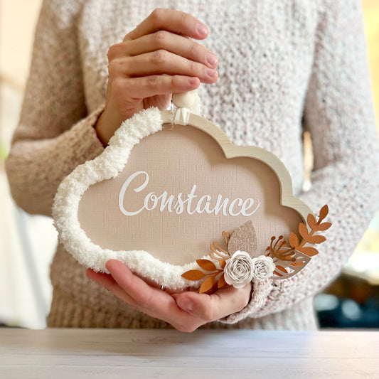 Nuage personnalisé terracotta en bois et fleurs, création artisanale Petit Polisson pour décoration de chambre bébé.