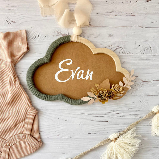 cadeau de naissance en forme de nuage aux couleurs vert kaki et marron, personnalisé avec le prénom de bébé.