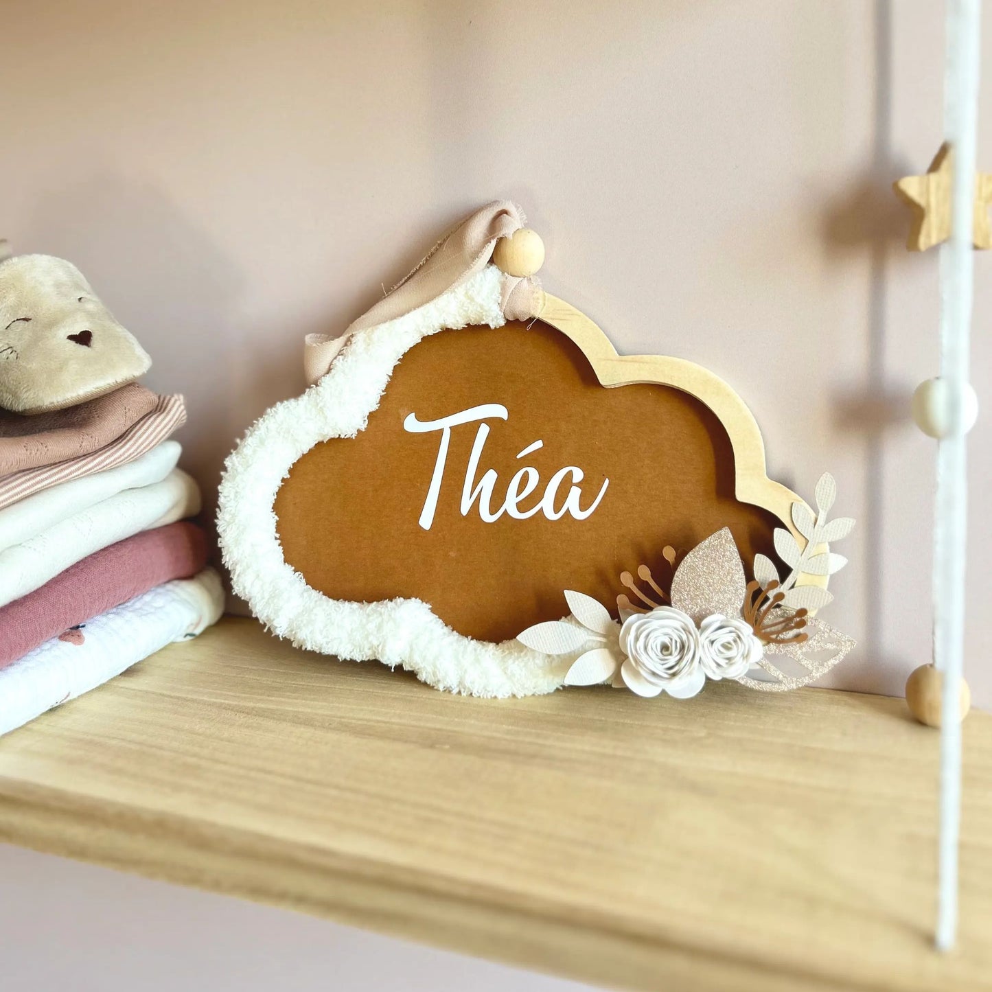 Décoration pour chambre de bébé en forme de nuage, avec son prénom personnalisé. Le nuage est posé sur une étagère, comme cadeau de naissance idéal.