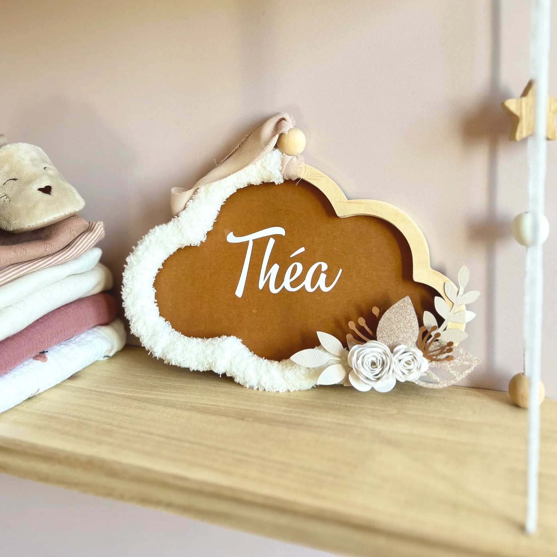 Décoration pour chambre de bébé en forme de nuage, avec son prénom personnalisé. Le nuage est posé sur une étagère, comme cadeau de naissance idéal.