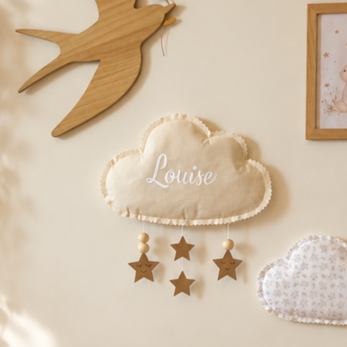 Grand nuage en tissu écru personnalisé avec le prénom Louise en effet velours blanc