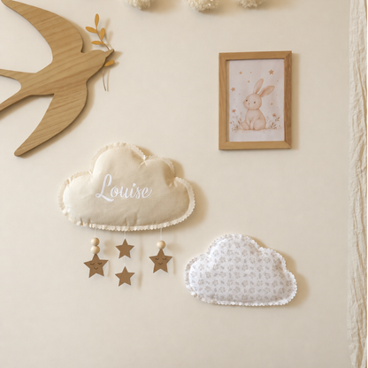 Décoration murale bébé avec deux nuages en tissu, prénom personnalisé et décoration en bois