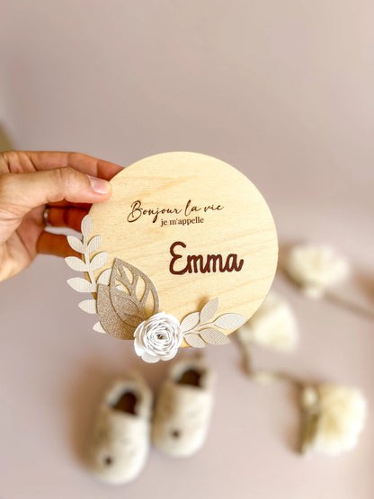 Carte de naissance personnalisée en bois, décoration élégante pour chambre de bébé.
