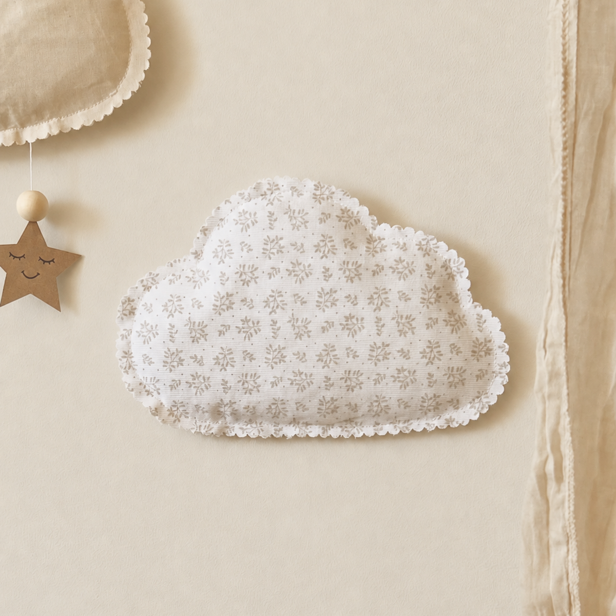 Petit nuage mural en tissu à motif brindilles beige pour décoration chambre bébé