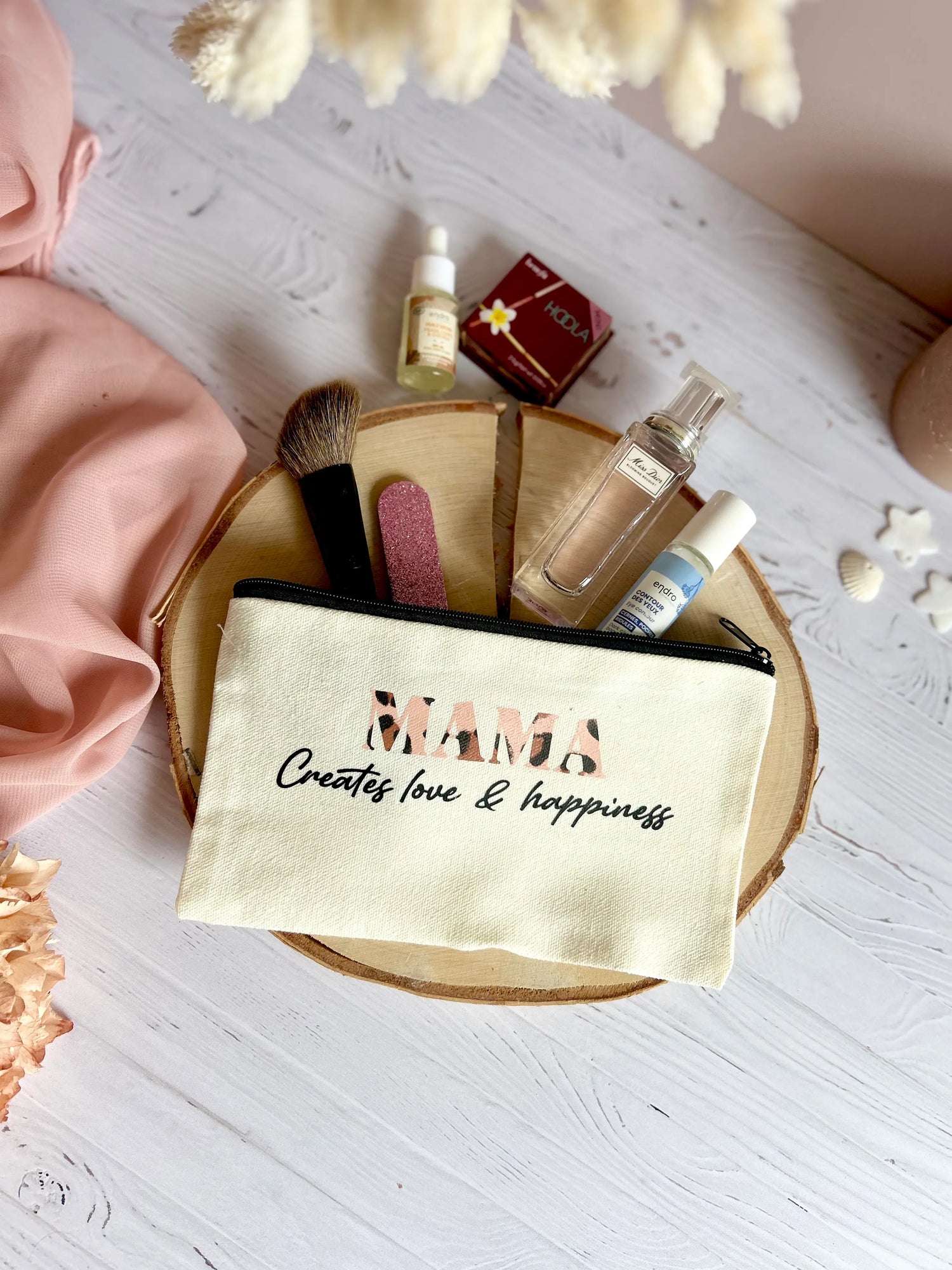 Trousse en coton naturel avec flocage mama motif panthère et message inspirant.