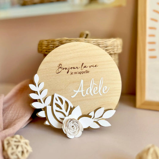 Carte souvenir de naissance en bois personnalisée avec prénom thermocollant, décorée de fleurs marron et écru en papier cartonné.