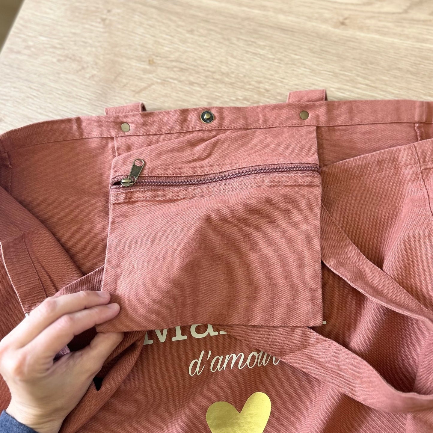 Détail poche intérieur du sac cabas pour femme spécial maman d’amour.