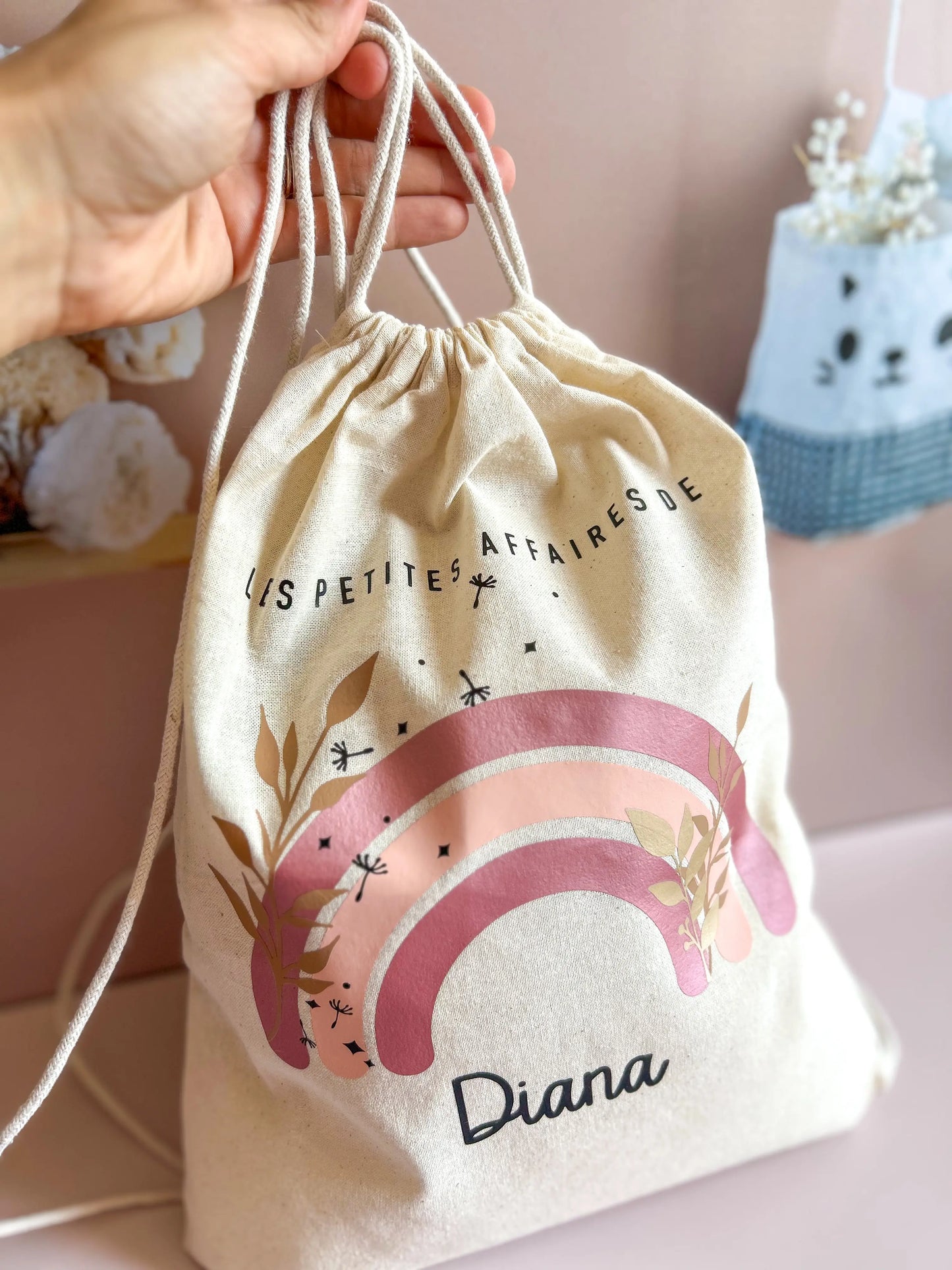 Vue du sac à dos enfant en coton biologique, prénom floqué, idéal pour la rentrée maternelle.