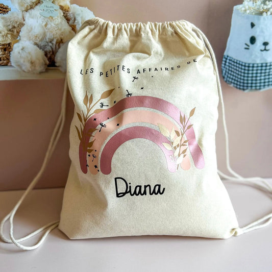Sac à dos idéal pour la crèche ou la nounou, personnalisé avec le prénom de bébé, au motif arc-en-ciel.