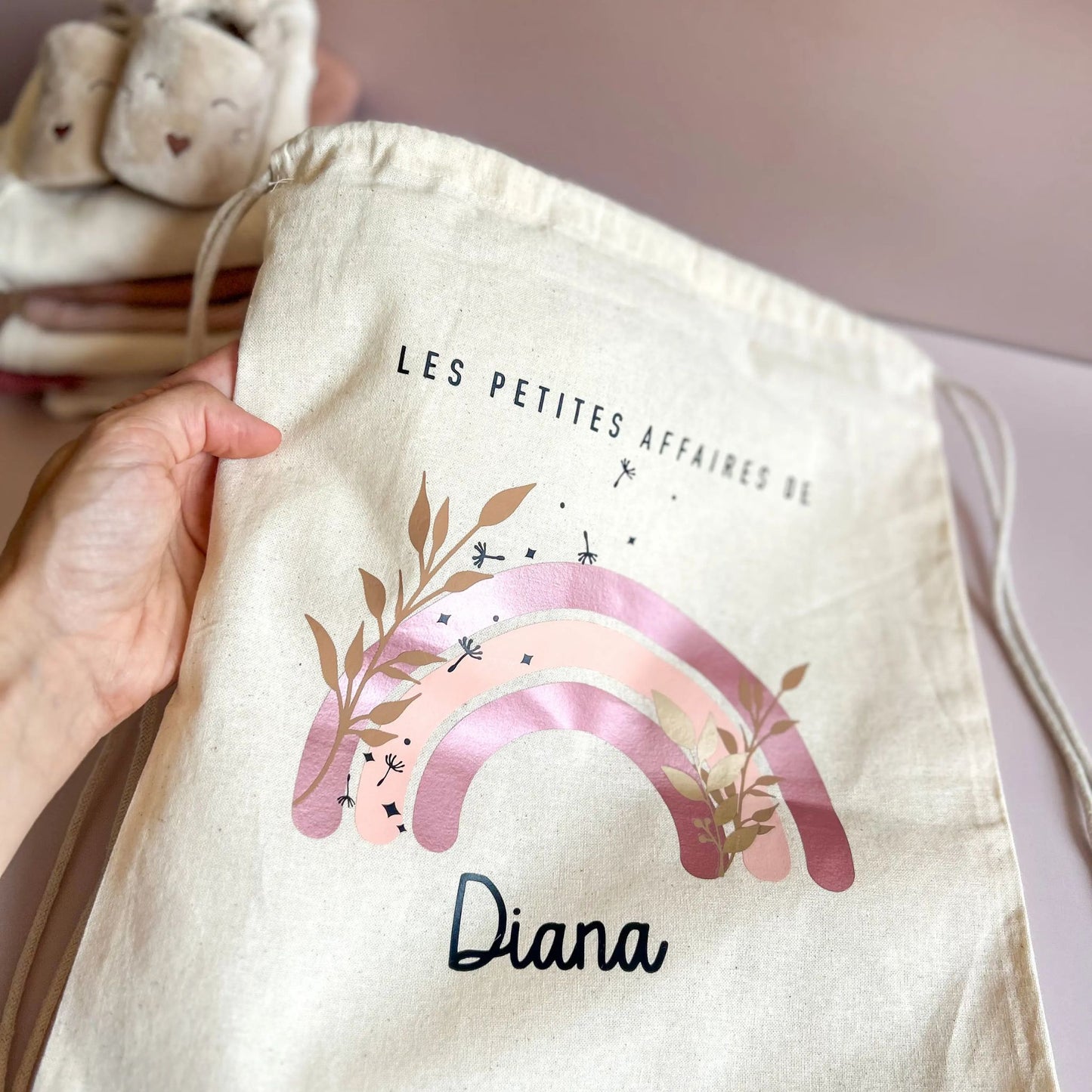Cadeau de naissance personnalisé avec un sac à dos en coton personnalisé avec le prénom de bébé. Format du sac idéale pour les affaires en ballade ou chez la nounou.