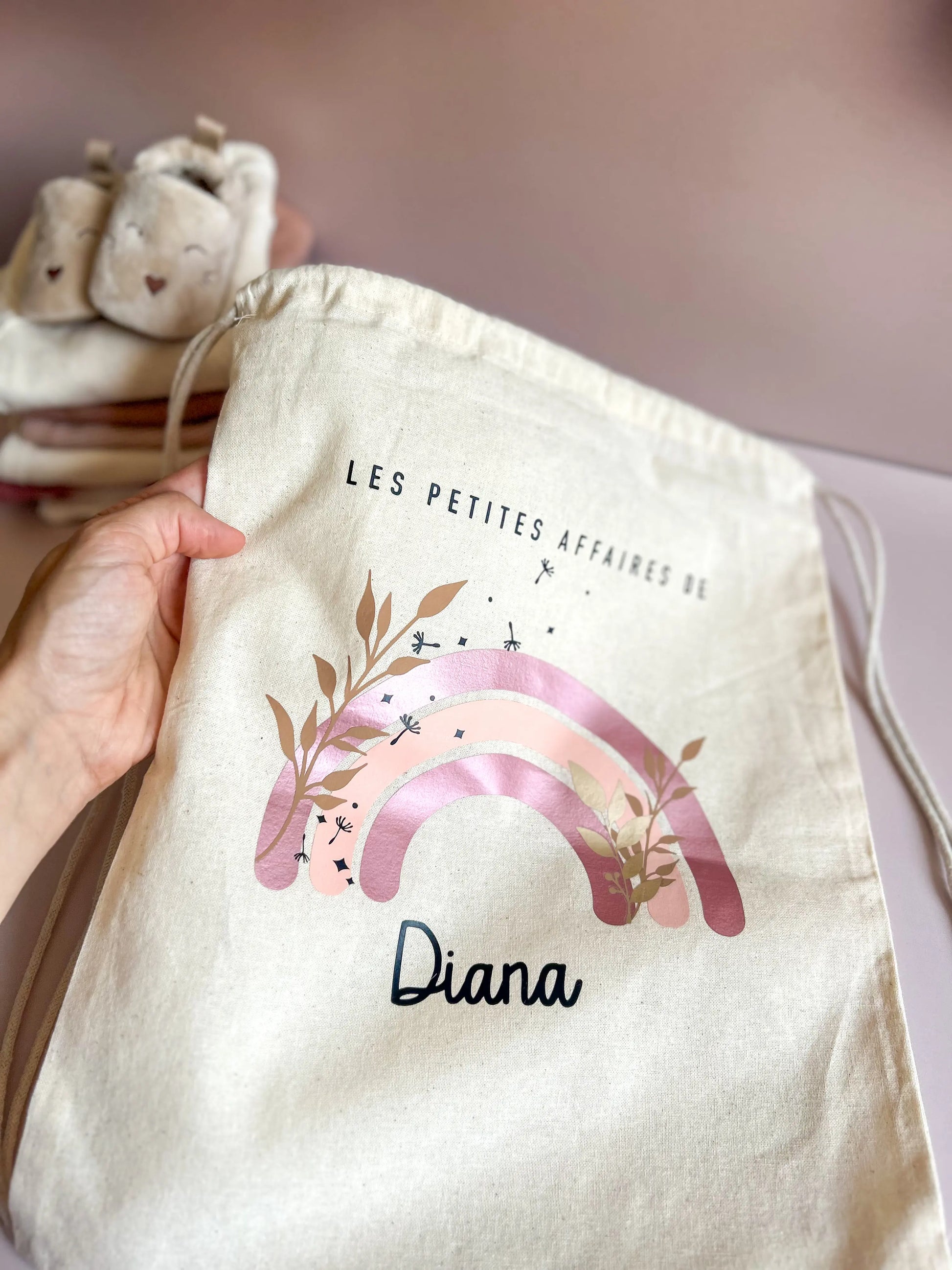 Accessoire bébé personnalisé fait main, sac à dos prénom en coton naturel pour enfants.
