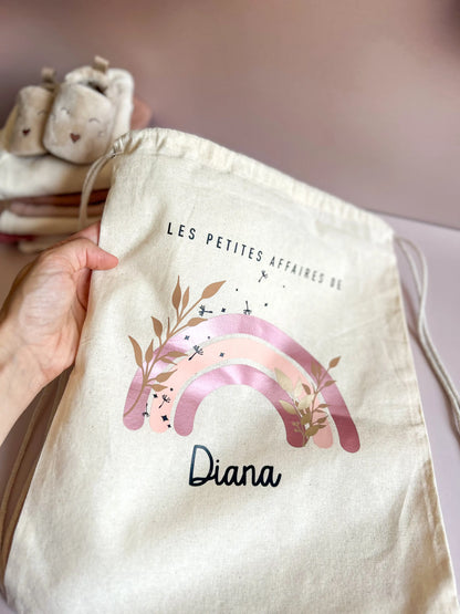 Accessoire bébé personnalisé fait main, sac à dos prénom en coton naturel pour enfants.
