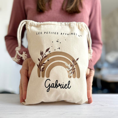 sac personnalisé pour bébé, avec son prénom et un motif arc-en-ciel beige et marron.