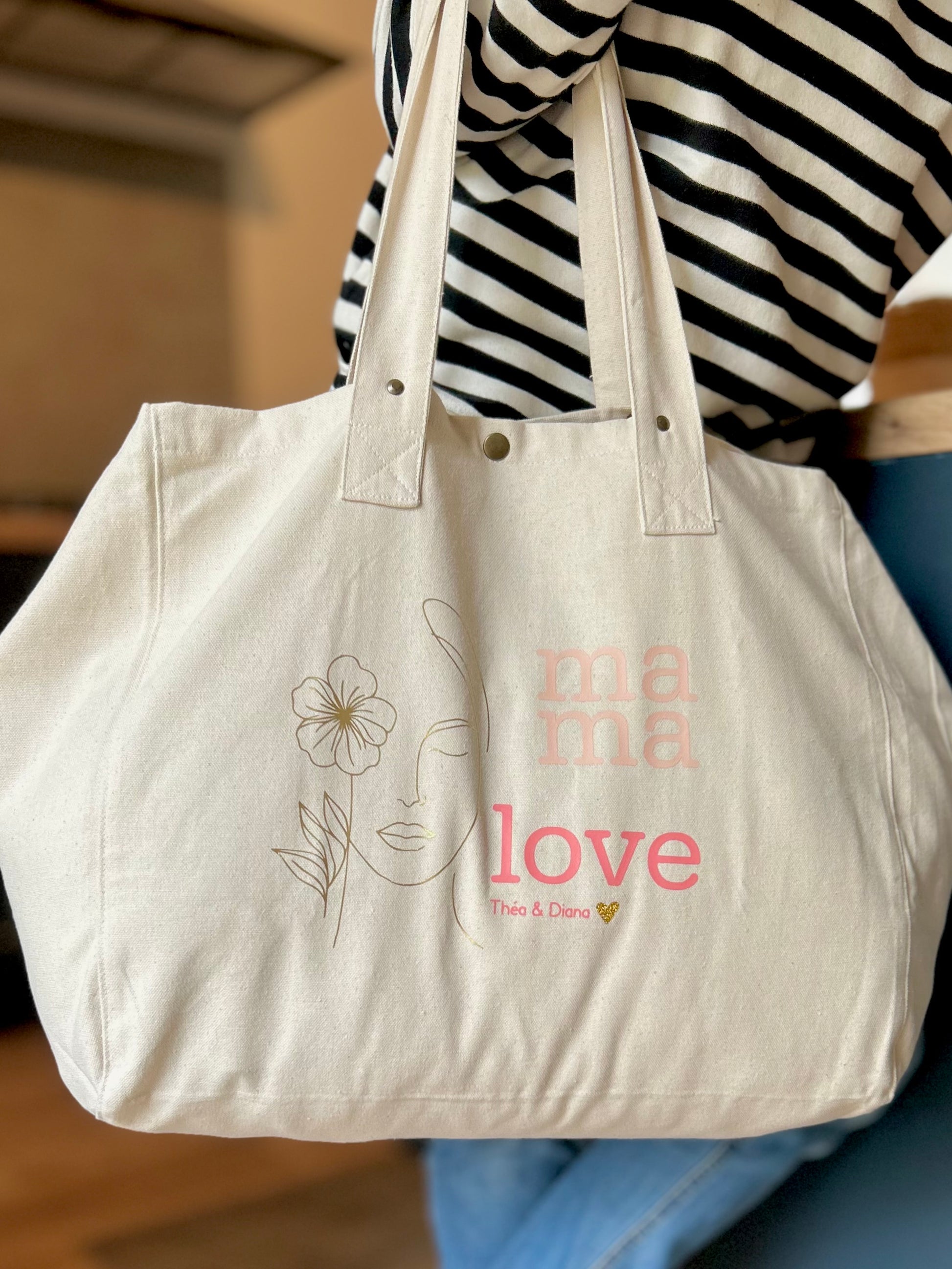 Sac Mama Love personnalisé en coton naturel avec prénom des enfants, idée cadeau fête des mères utile et unique.