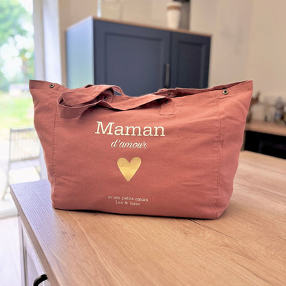 Sac fourre-tout spéciale cadeau fête des mères. À offrir en toute occasion pour une maman, le sac est personnalisé avec le prénom des enfant.