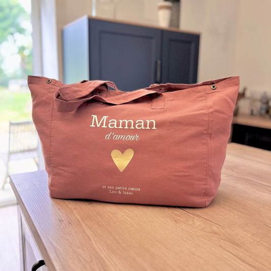 Sac fourre-tout spéciale cadeau fête des mères. À offrir en toute occasion pour une maman, le sac est personnalisé avec le prénom des enfant.
