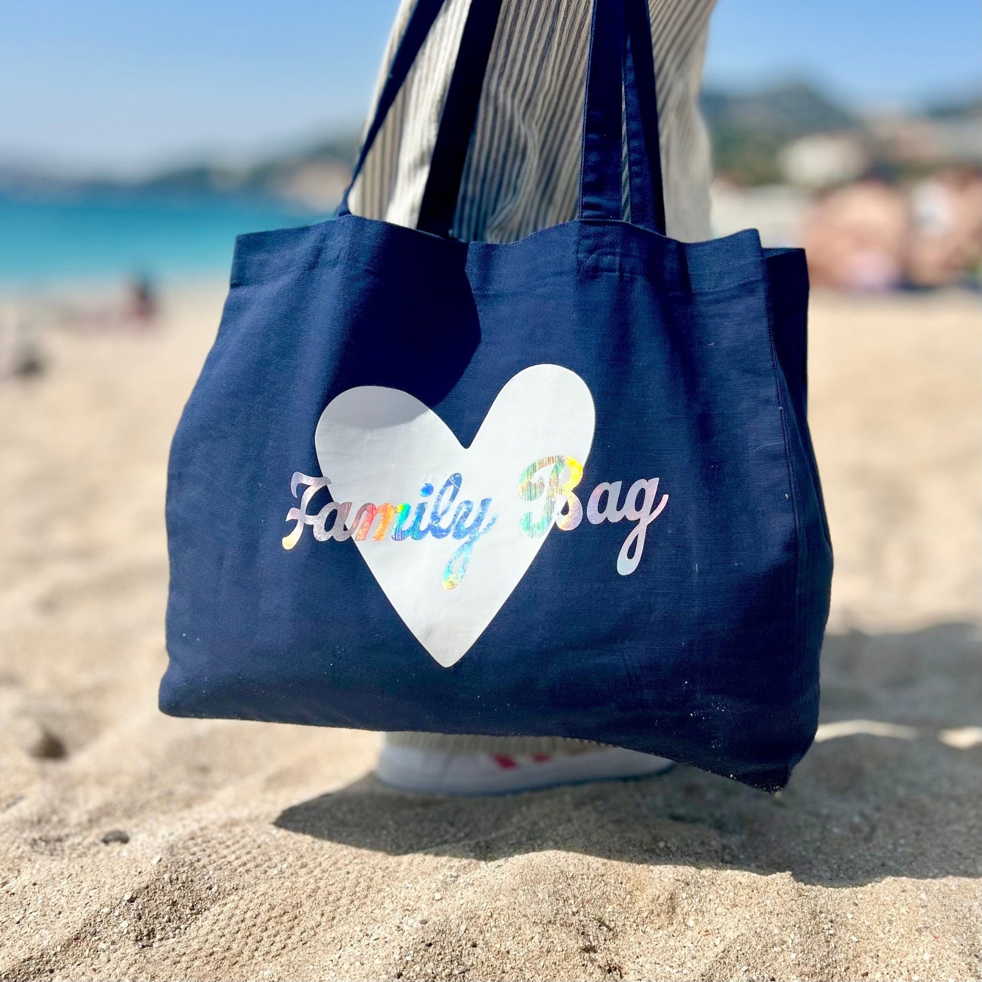 Grand sac cabas Family Bag en coton bleu marine, idéal pour transporter les affaires du quotidien avec style, parfait pour maman.