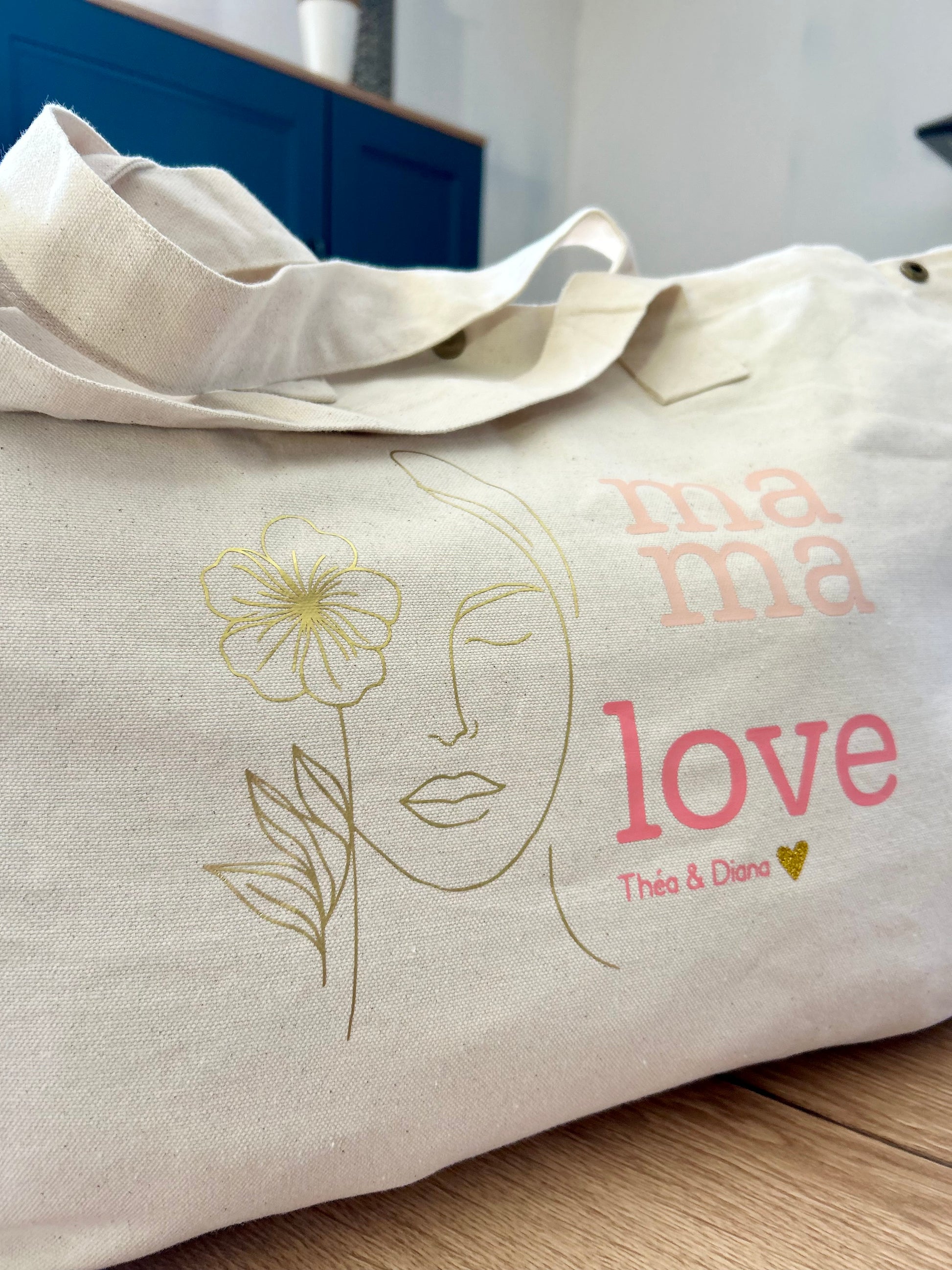 Détails du flocage et de la personnalisation faite main à Hyères, sur le sac fourre-tout mama love, idéal pour un cadeau fête des mères original.