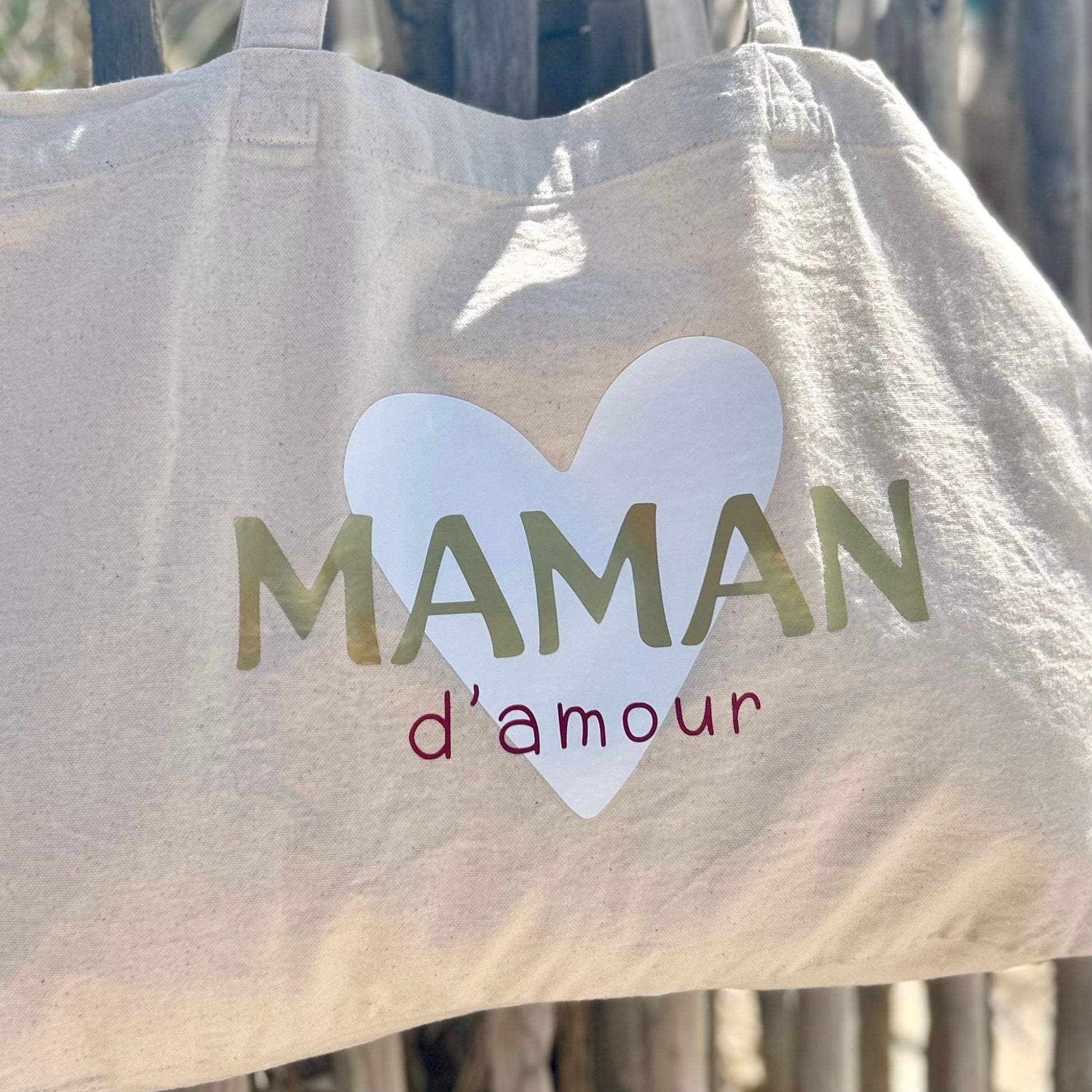 Détails du flocage réalisé à Hyères, pour la personnalisation du cabas fourre-tout avec l’inscription maman d’amour. Parfait pour un cadeau de fête des mères unique.