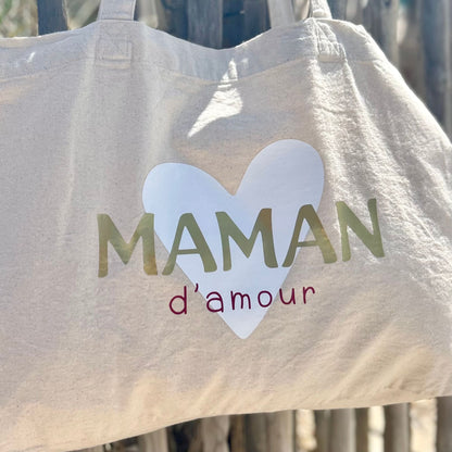 Détails du flocage réalisé à Hyères, pour la personnalisation du cabas fourre-tout avec l’inscription maman d’amour. Parfait pour un cadeau de fête des mères unique.