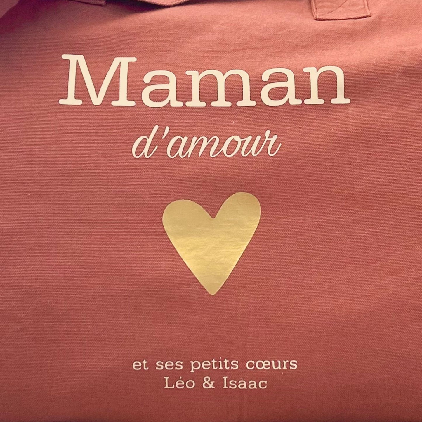 Détail de la personnalisation du cadeau pour maman, avec le prénom des enfants. Flocage réalisé à Hyères, pour un cadeau de maman unique et original.