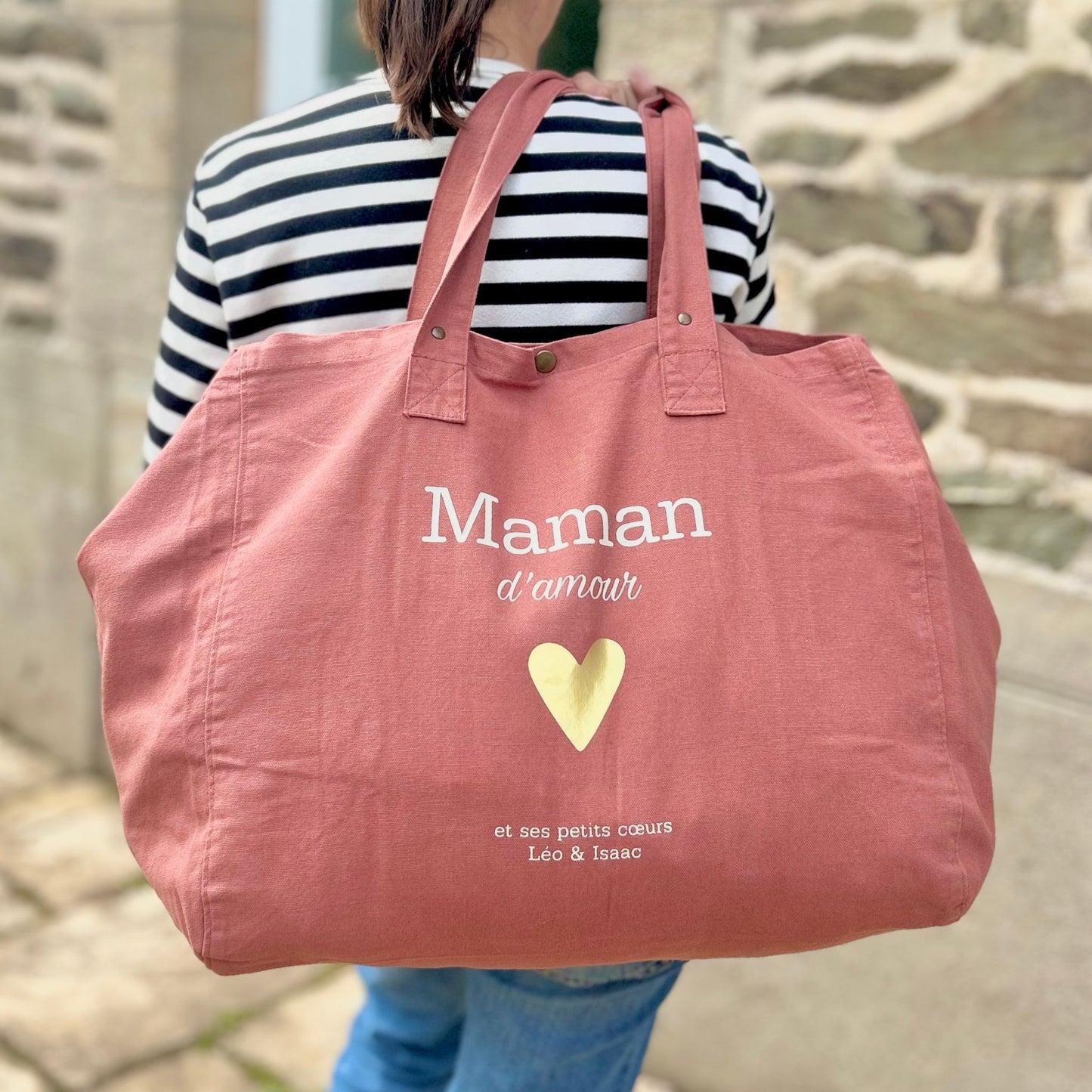 Sac cabas fourre-tout personnalisé avec l’inscription maman d’amour et le prénom des enfants. Sac parfait à offrir en cadeau fête des mères, pour transporter les affaires du quotidien.
